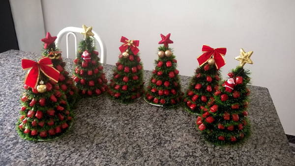 Oficina decorativa de Natal: árvores de balas e bombons