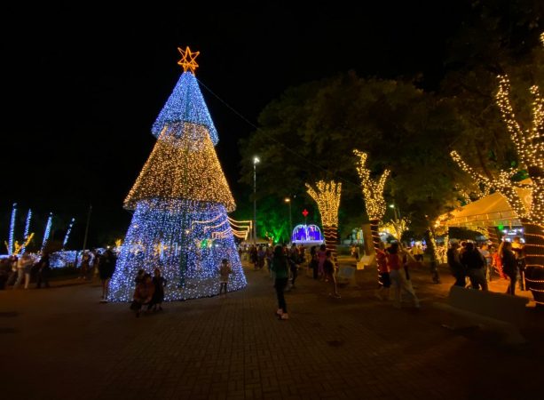 Decoração natalina na Praça da Matriz foi inaugurada na sexta-feira, dia 25
