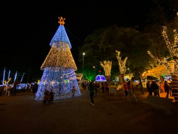 Decoração natalina na Praça da Matriz foi inaugurada na sexta-feira, dia 25