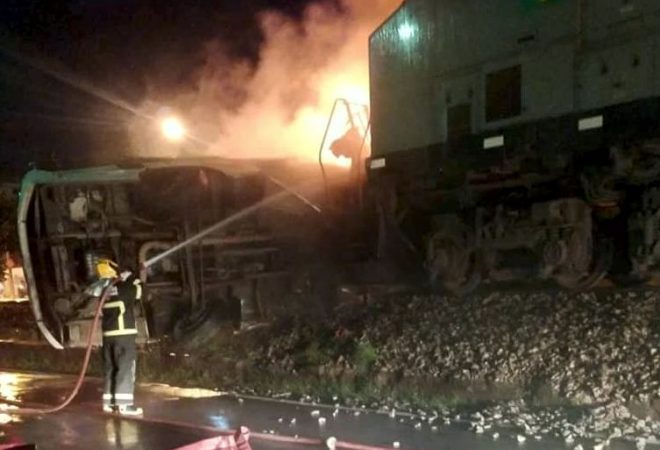 Vídeos: locomotiva arrasta ônibus da Viasul em travessia no centro da cidade