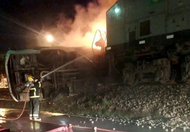 Vídeos: locomotiva arrasta ônibus da Viasul em travessia no centro da cidade