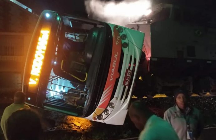 Vítima do acidente entre locomotiva e coletivo fala em milagre em rede social