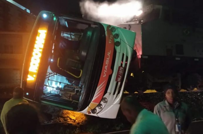 Vítima do acidente entre locomotiva e coletivo fala em milagre em rede social