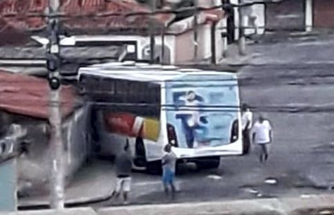 Coletivo da Viasul trava direção e bate em uma residência no Bairro Jadir Marinho