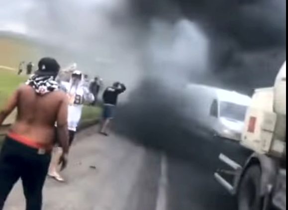 Vídeo: torcida organizada do Galo fura bloqueio na BR 381 para ver jogo do time