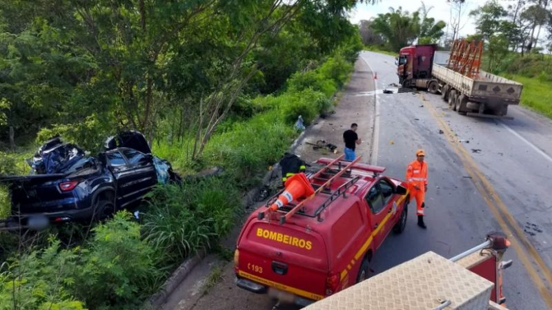 Carro na contramão bate em carreta, uma pessoa morre e outra fica ferida