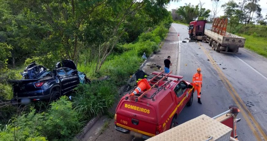 Carro na contramão bate em carreta, uma pessoa morre e outra fica ferida