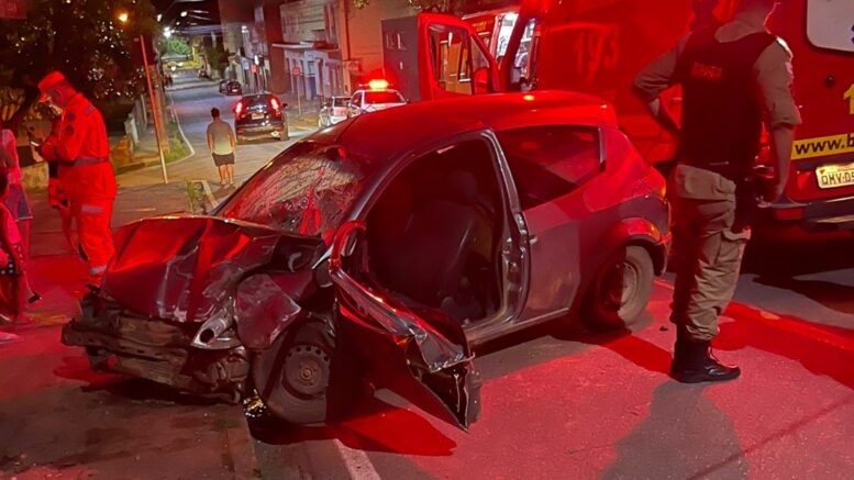 Carro bate em muro no bairro de Lourdes com dois ocupantes