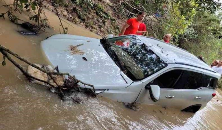 Carro é arrastado por enxurrada e mulher e menina morrem