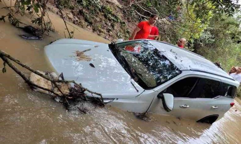 Carro é arrastado por enxurrada e mulher e menina morrem