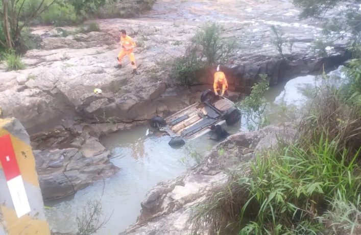 Carro cai no “poção” do Rio São João e é abandonado pelo proprietário