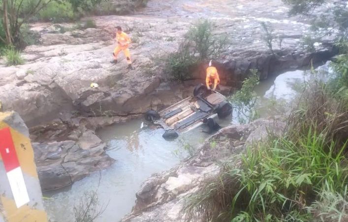 Carro caiu no “poção” para evitar atropelamento de animal; vítimas foram socorridas por terceiros