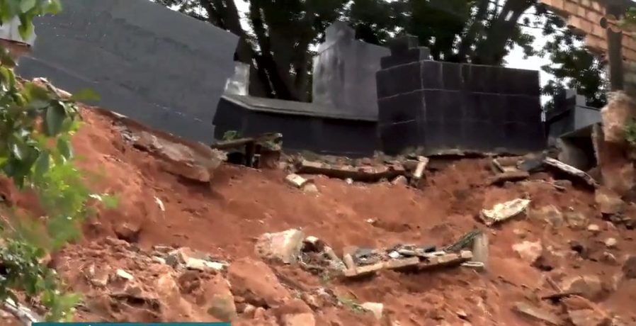 Muro de cemitério desaba e caixões param em quintal de casa em MG