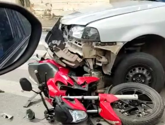 Gol é atingido por motocicleta na contramão na Praça da Estação