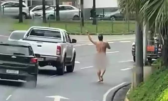 Vídeo: homem anda nu e ensanguentado na Avenida Raja Gabaglia, em BH
