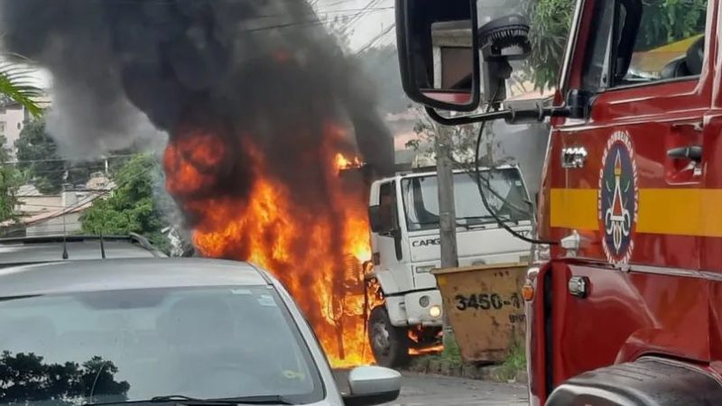 Vídeo: caminhão de poda atinge rede da Cemig e motorista morre com descarga elétrica em BH