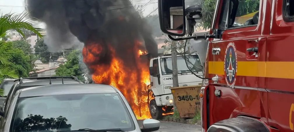 Vídeo: caminhão de poda atinge rede da Cemig e motorista morre com descarga elétrica em BH