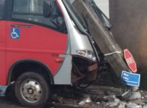 Micro-ônibus estacionado perde os freios e bate em poste de energia em Itaúna