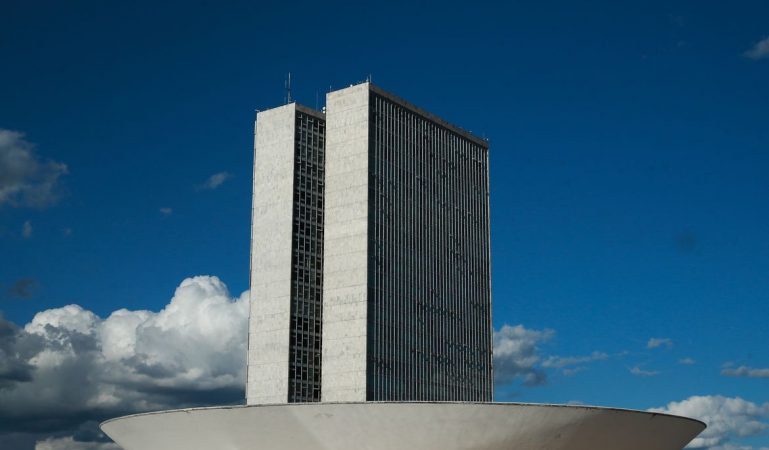 Câmara aprova aumento para presidente, ministros e parlamentares