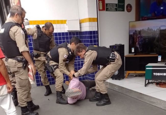 PM de Itaúna usa spray de pimenta e algemas para deter motorista por desacato e resistência à prisão