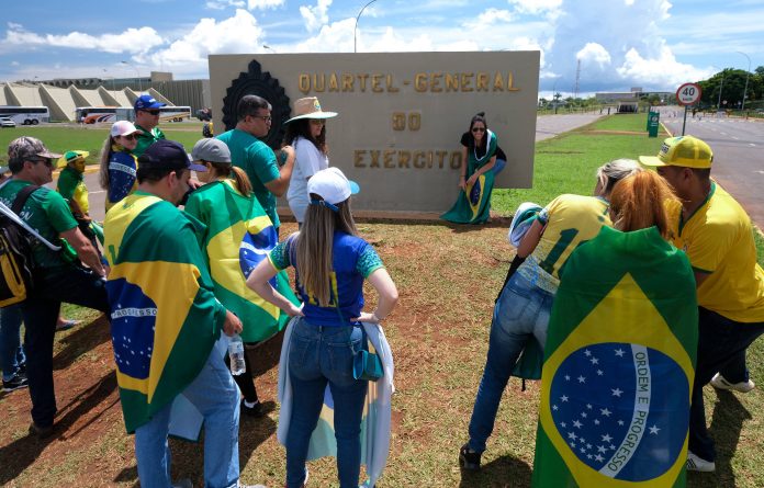 Raio atinge local de ato antidemocrático e fere uma mulher neste domingo