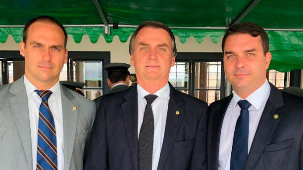 Bolsonaro, Eduardo, Flávio e 6 aliados se tornam réus por atacar eleições