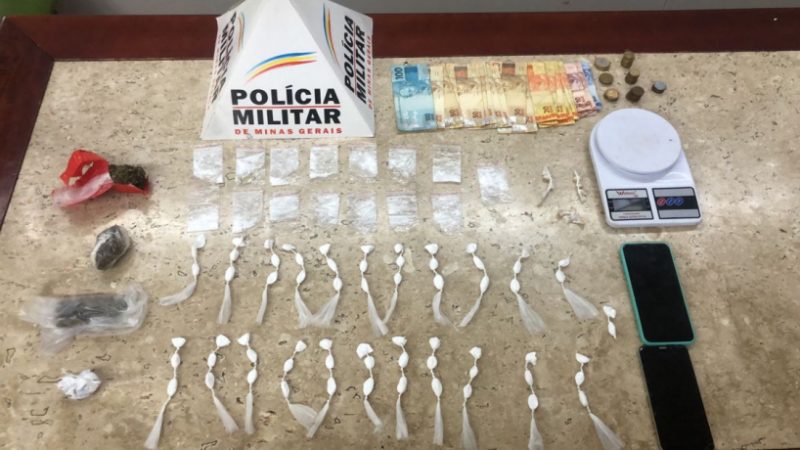 PM prende homem com 82 papelotes de cocaína, além de pedras de crack e maconha em Itaúna