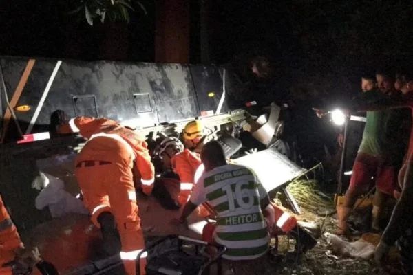 Acidente com ônibus de time de futebol deixa pelo menos três adolescente mortos em Minas