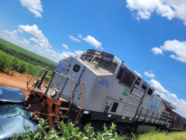 Acidente entre carro e locomotiva em Lagoa da Prata deixa um menino de oito anos ferido