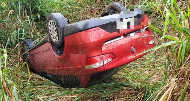 Carro com itaunenses capota a caminho de Caldas Novas