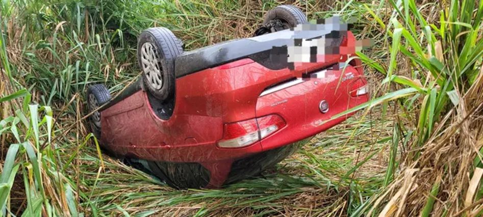 Carro com itaunenses capota a caminho de Caldas Novas