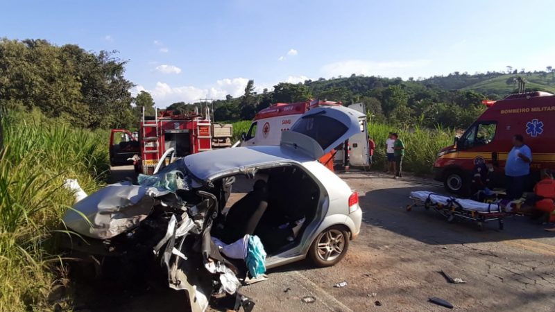 Carro na contramão colide com carreta na MG 431 e vítima fica presa presa às ferragens