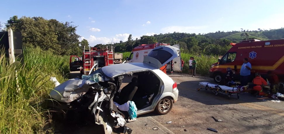 Carro na contramão colide com carreta na MG 431 e vítima fica presa presa às ferragens