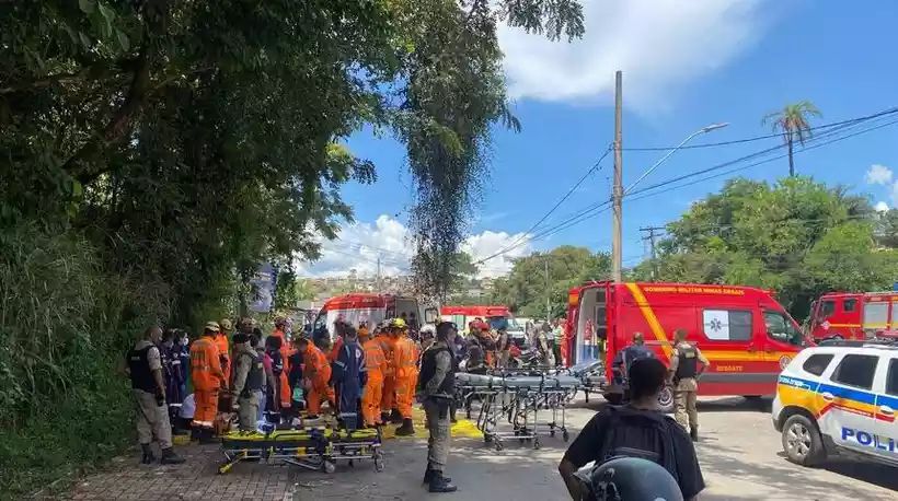 Vídeo: van escolar perde os freios e cai em ribanceira em Santa Luzia