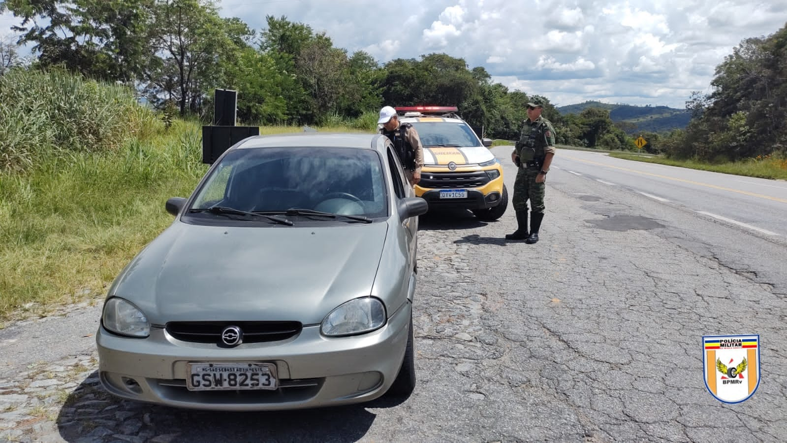 Vídeo: Polícia Rodoviária prende duas pessoas com contrabando na MG 050