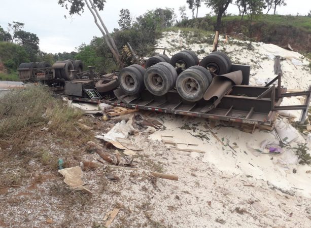 Acidente em Formiga mata motorista que continua preso às ferragens do caminhão