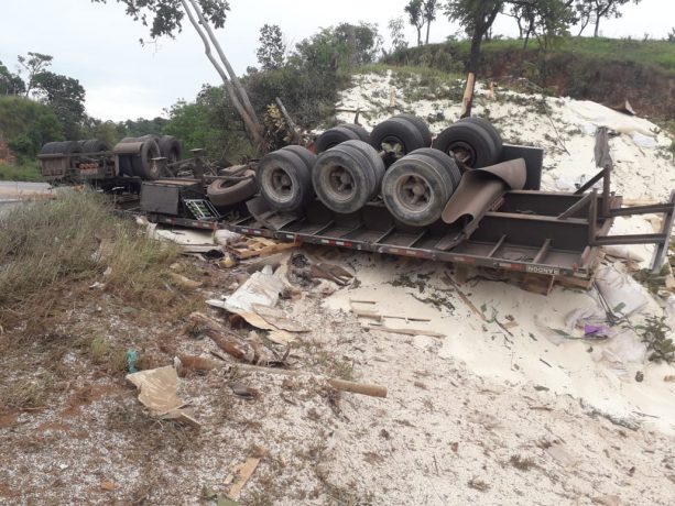 Acidente em Formiga mata motorista que continua preso às ferragens do caminhão