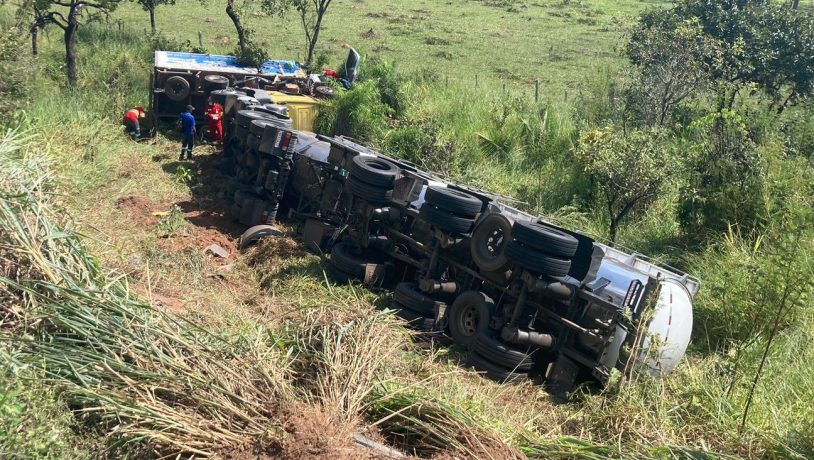 Caminhão e carreta se envolvem em acidente e caem em ribanceira na BR 262