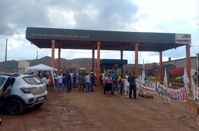 Atingidos pela barragem da ArcelorMittal protestam na porta da empresa em Itatiaiuçu