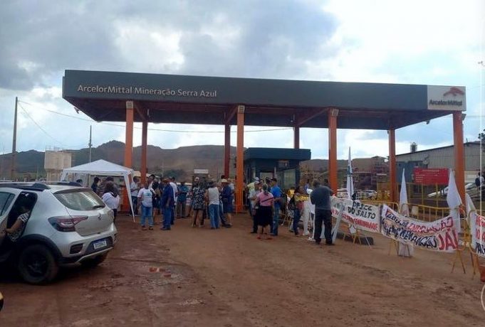Atingidos pela barragem da ArcelorMittal protestam na porta da empresa em Itatiaiuçu