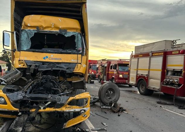 Caminhão dos Correios bate na traseira de outro caminhão na MG 050, em Mateus Leme