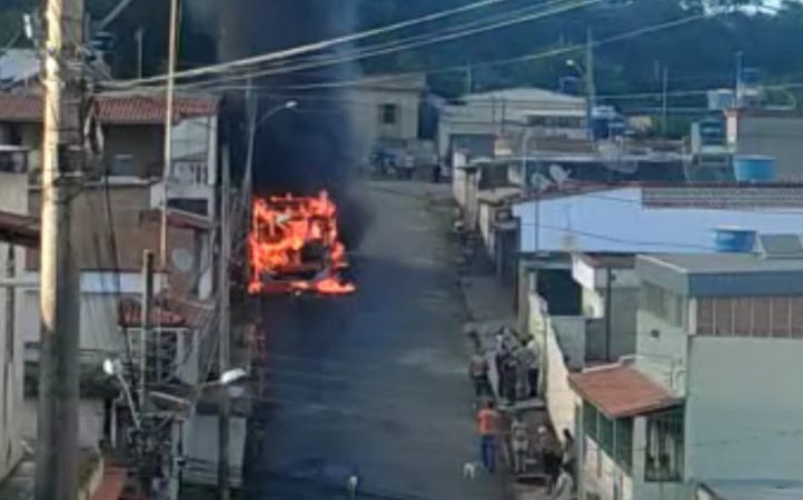 Criminosos mandam motorista de ônibus sair e ateiam fogo no veiculo no “Morada Nova”