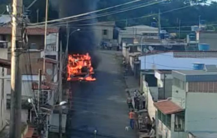 Criminosos mandam motorista de ônibus sair e ateiam fogo no veiculo no “Morada Nova”