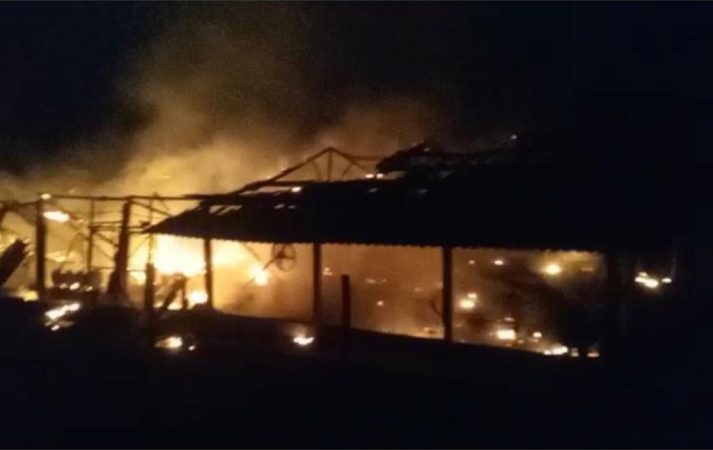 Bombeiros apagam incêndio em galpão de aves na Rodovia MG 050, Km 94, em Itaúna
