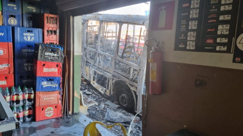 ATUALIZAÇÃO: Incêndio em ônibus atingiu comércio e residências no Bairro Morada Nova