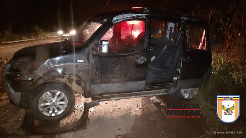 Buraco na rodovia MG 431 provoca colisão entre dois carros em Itatiaiuçu