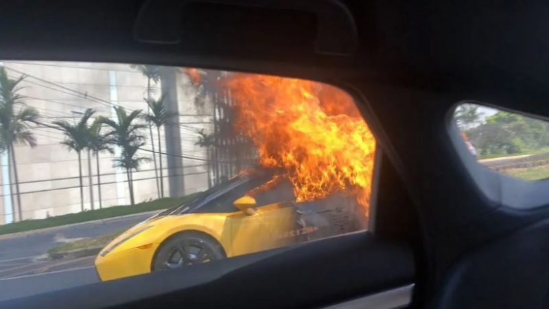 Vídeo:  Lamborghini pegou fogo em frente ao BH Shopping, no bairro Belvedere