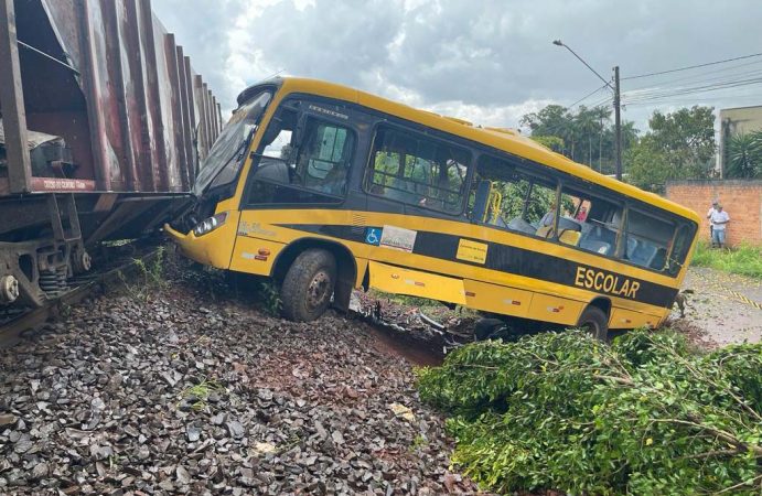 Vídeo: colisão entre trem e ônibus escolar mata duas crianças no norte do Paraná