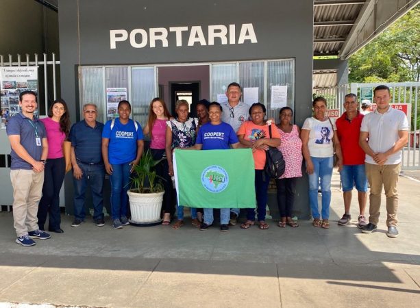 Equipe de Pitangui veio conhecer a coleta seletiva de Itaúna