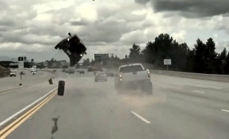 Vídeo: pneu se solta de caminhonete e atinge carro, que é arremessado a três metros de altura